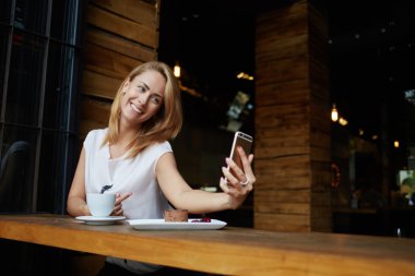 genç kadın kendine portre yapmak