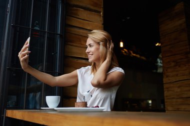 gülümseyen kadın yapma kendine portre
