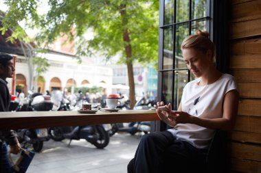 Çok güzel genç bayan tarama wifi