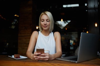 Çok güzel genç bayan tarama wifi