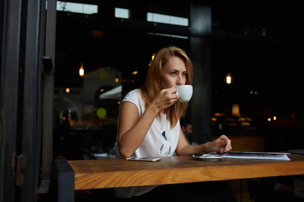 Mujer atractiva disfrutando de una taza de café — Foto de Stock