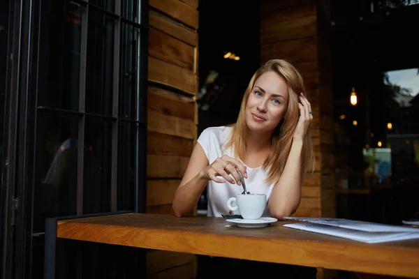 Aantrekkelijke vrouw genieten van kopje koffie — Stockfoto