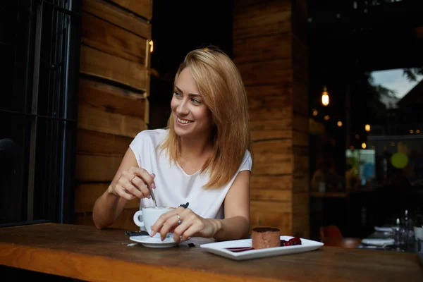 Mulher atraente desfrutando de xícara de café — Fotografia de Stock