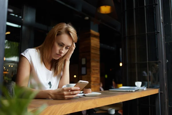 Πανέμορφη νεαρή κοπέλα ξεφυλλίσματος wifi — Φωτογραφία Αρχείου