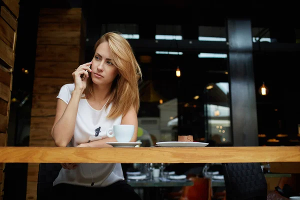 Mujer teniendo conversación de teléfono móvil — Foto de Stock