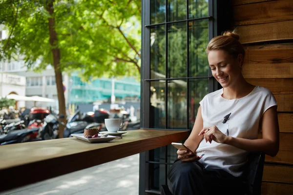 A gyönyörű fiatal hölgy böngészési wifi — Stock Fotó