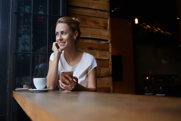 Prachtige jonge dame doorbladeren wifi — Stockfoto