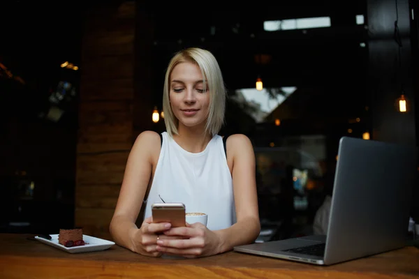 Underbara unga damen beter wifi — Stockfoto