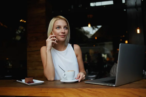 Mujer encantadora hablando en el teléfono móvil —  Fotos de Stock