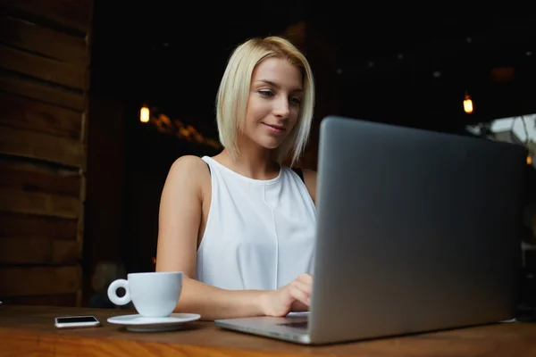 Элегантная деловая женщина, работающая на ноутбуке — стоковое фото