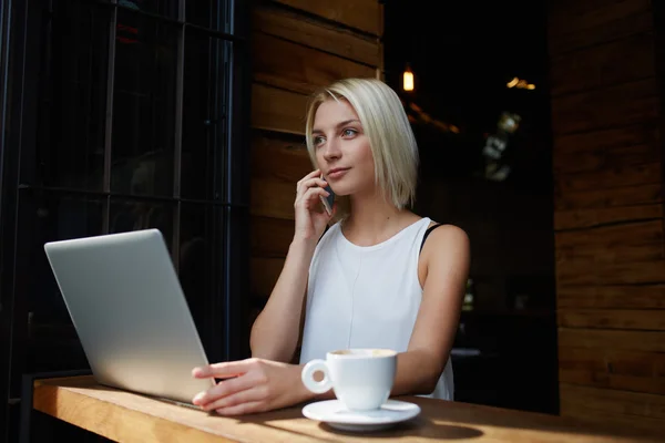 Ung kvinna pratar på mobiltelefon — Stockfoto