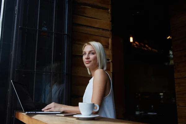 Елегантна бізнес-леді, що працює на ноутбуці — стокове фото