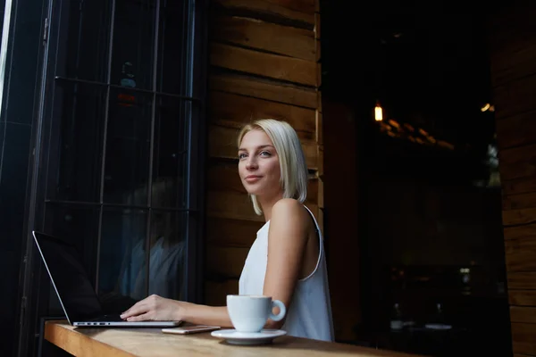 Femme d'affaires élégante travaillant sur ordinateur portable — Photo