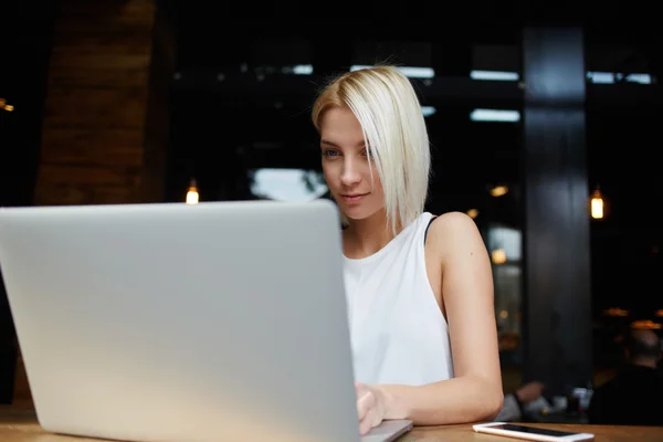 Mulher de negócios elegante que trabalha no computador portátil — Fotografia de Stock