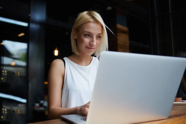 Елегантна бізнес-леді, що працює на ноутбуці — стокове фото