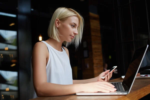 Blonde female using smart phone — Zdjęcie stockowe