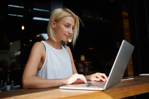 Mulher de negócios elegante que trabalha no computador portátil — Fotografia de Stock