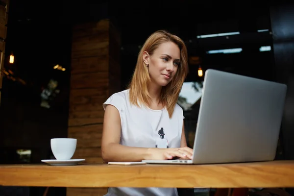 Jonge vrouw die werkt op draagbare net-boek — Stockfoto