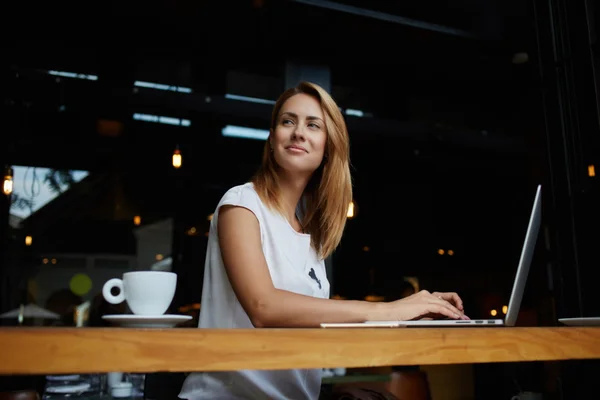 Woman working on portable net-book — Stockfoto