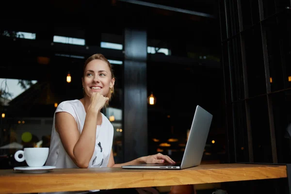 Frau arbeitet an tragbarem Netzbuch — Stockfoto