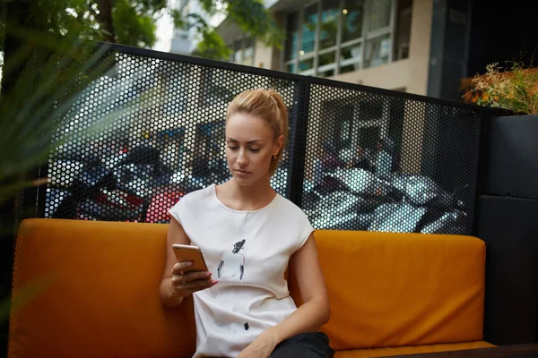 Prachtige jonge dame doorbladeren wifi — Stockfoto