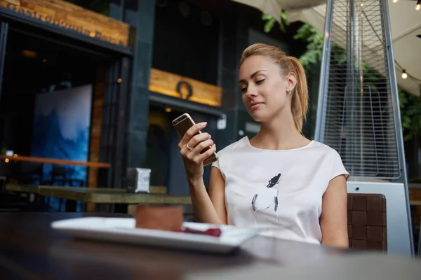 Linda jovem senhora navegando wifi — Fotografia de Stock