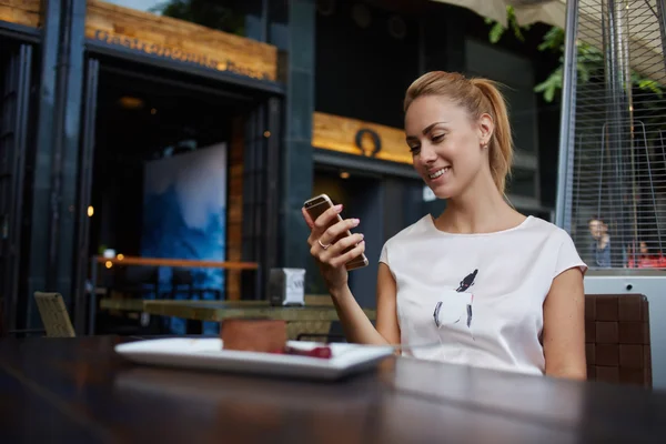 Hermosa joven navegando wifi — Foto de Stock