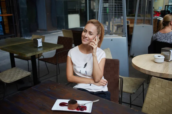 Mulher encantadora falando no telefone celular — Fotografia de Stock