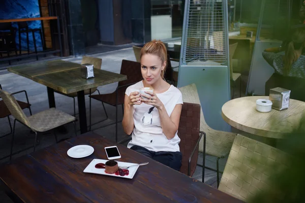 Mujer atractiva disfrutando de una taza de café —  Fotos de Stock
