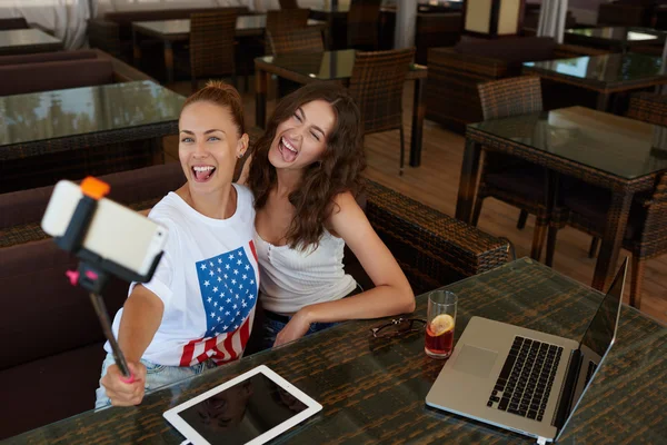 Vrouwen maken foto met mobiele telefoon — Stockfoto