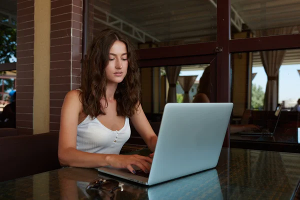 Woman working on laptop computer — Stock Photo, Image