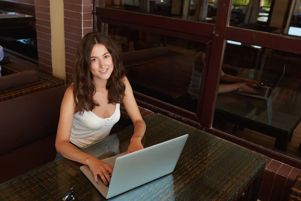 Woman working on laptop computer — Stock Photo, Image