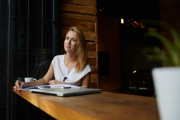 Charmante blonde vrouw lezen tijdschrift — Stockfoto