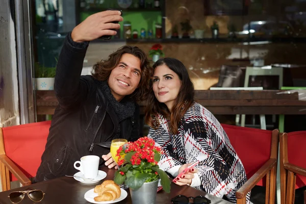 Pareja enamorada haciendo autorretrato — Foto de Stock