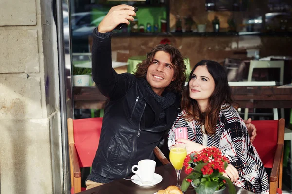 Pareja enamorada haciendo autorretrato —  Fotos de Stock