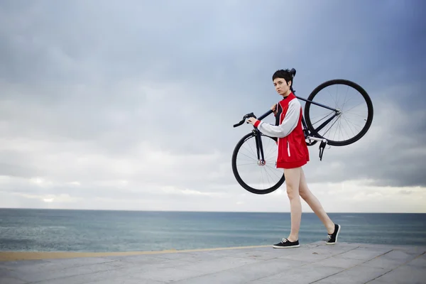 Woman holding her light weight bicycle — Stock Photo, Image