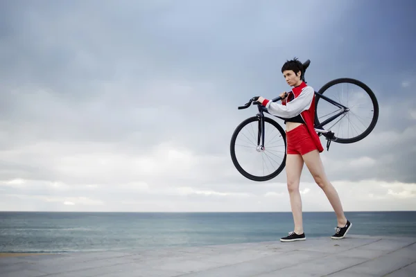 Mulher segurando sua bicicleta leve — Fotografia de Stock