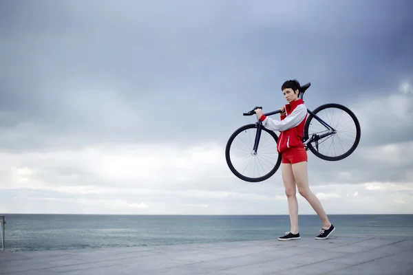 Всадница, держащая свой спортивный велосипед — стоковое фото