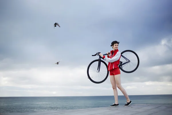 Femeie călăreață care își ține bicicleta sport — Fotografie, imagine de stoc