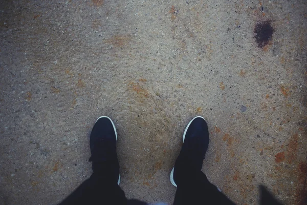 Adamın bacakları koşu ayakkabıları — Stok fotoğraf