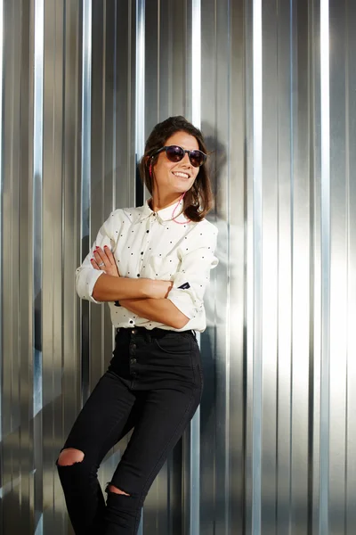 Model in black sunglasses posing outdoors — Zdjęcie stockowe