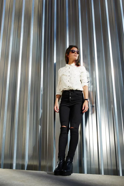 Model in black sunglasses posing outdoors — Φωτογραφία Αρχείου