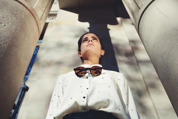 Mujer joven con estilo en ropa de moda — Foto de Stock