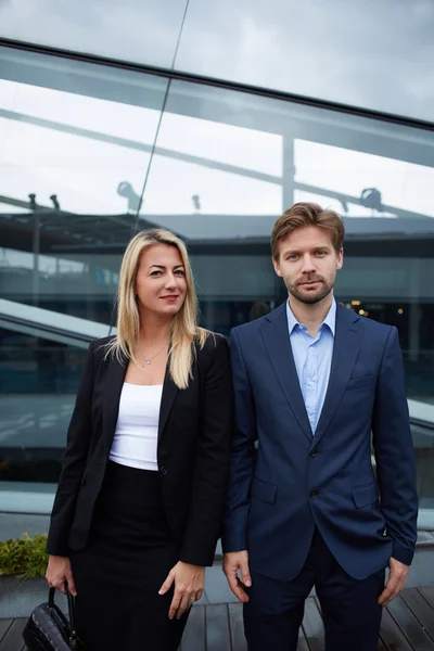 Business partners posing near office building — Stockfoto