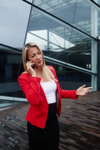 Exitosa mujer de negocios hablando por teléfono móvil —  Fotos de Stock