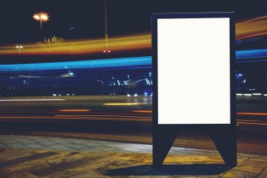 Kopya alanı metin mesajı veya alay gece, genel bilgi yönetim kurulu yol kenarı afiş ile yüksek hız bulanık araçlara kadar reklam promosyon içerik ile ışıklı boş billboard
