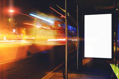 Kopya alanı metin mesajı veya promosyon içerik ile elektronik boş billboard temizleyin Araba'nın hareketi arka planda, otobüs durağına kadar alay reklam ile gece şehirde genel bilgi yönetim kurulu