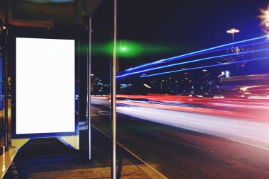 Kopya alanı için kýsa mesaj veya içerik, genel bilgi kurulu gece ışıklar alay kadar kentsel içinde reklam arka plan üzerinde ayarlama, Lightbox üzerinde otobüs durağı boş ile birlikte elektronik boş panoda
