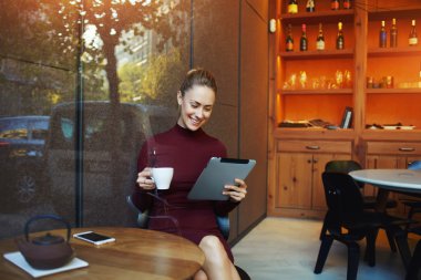 kadın dokunmatik yüzey hakkında bilgi okuma