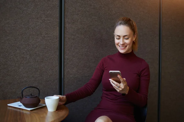Mulher de negócios sorrindo ler mensagem de texto — Fotografia de Stock